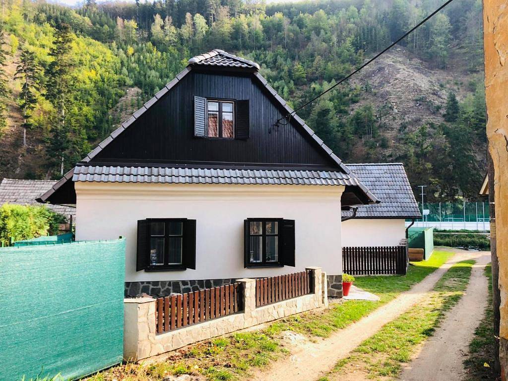 Chaloupka u řeky - Vír