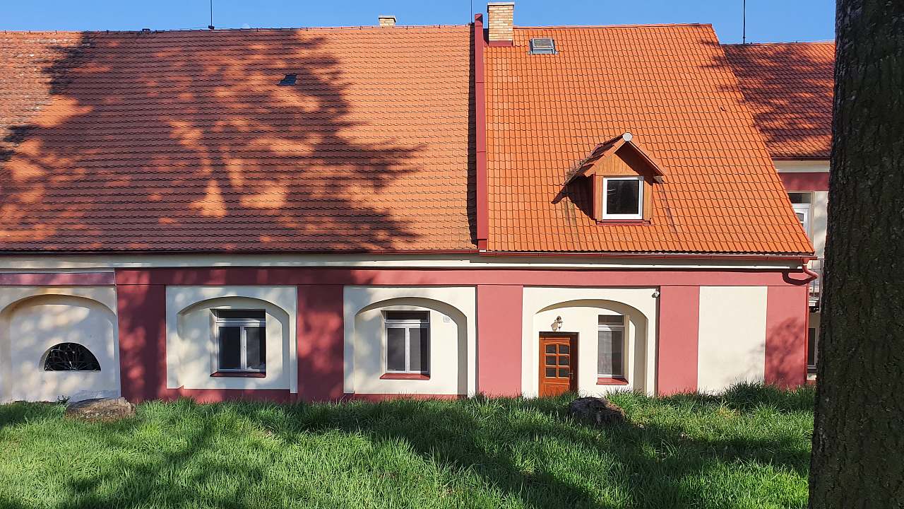 DVŮR VĚŽNÍKY - Městečko