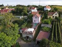 Růžový domek mezi sklepy - Hlohovec